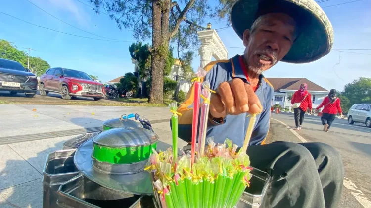 Tiga Dekade Setia, Maulana dan Gula Gending